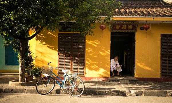 2026年世界杯官方用球发布仪式，金色与蓝色相间的足球陈列在展台上